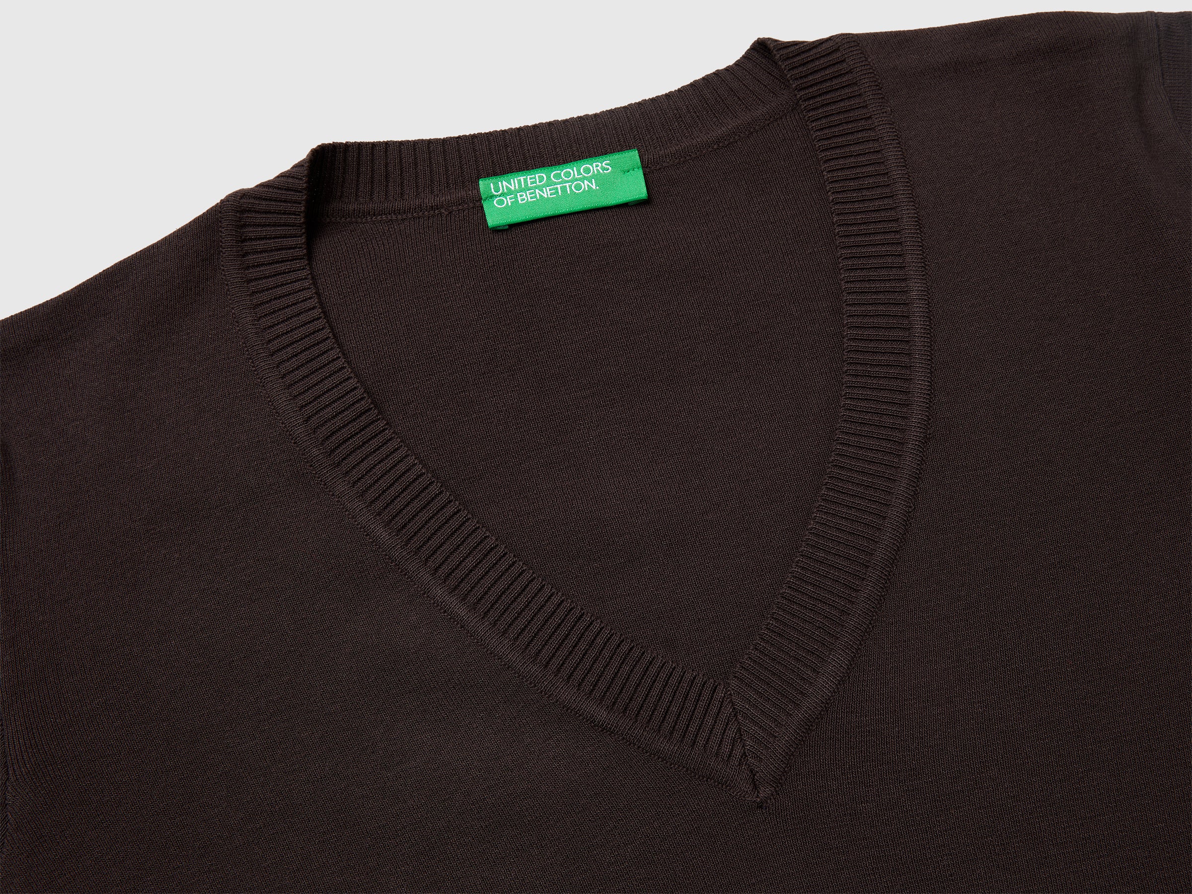 Camisola castanho em algodão tricot com decote em V - ucb_image_DS1
