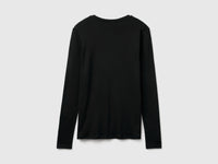 T-shirt preta com decote em V - ucb_image_BS