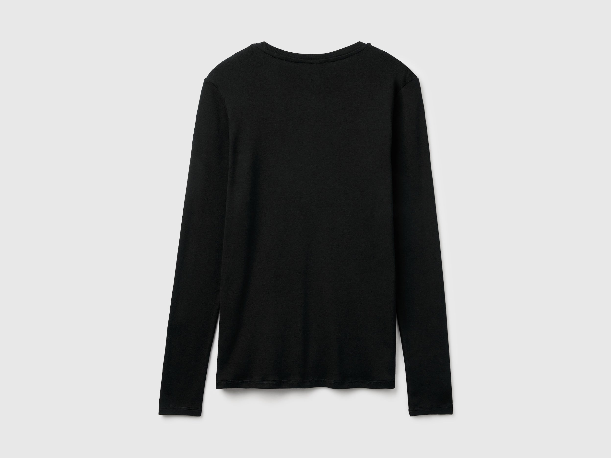 T-shirt preta com decote em V - ucb_image_BS
