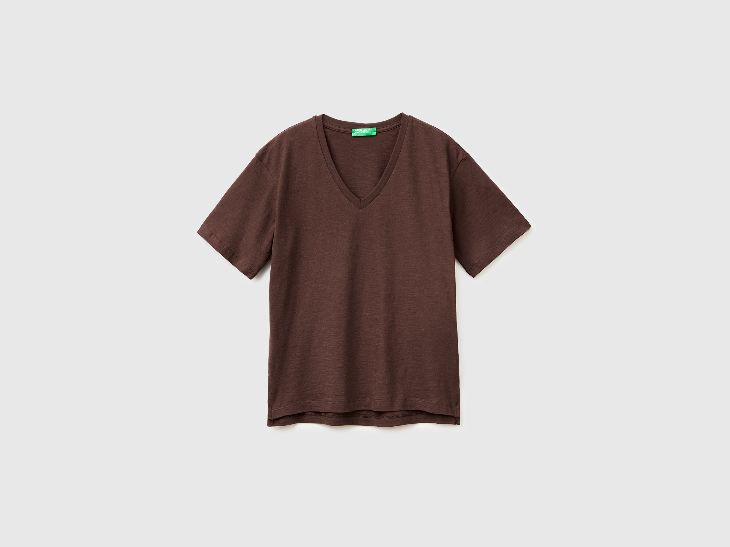 V-neck t-shirt in lightweight cotton - ucb_image_FS