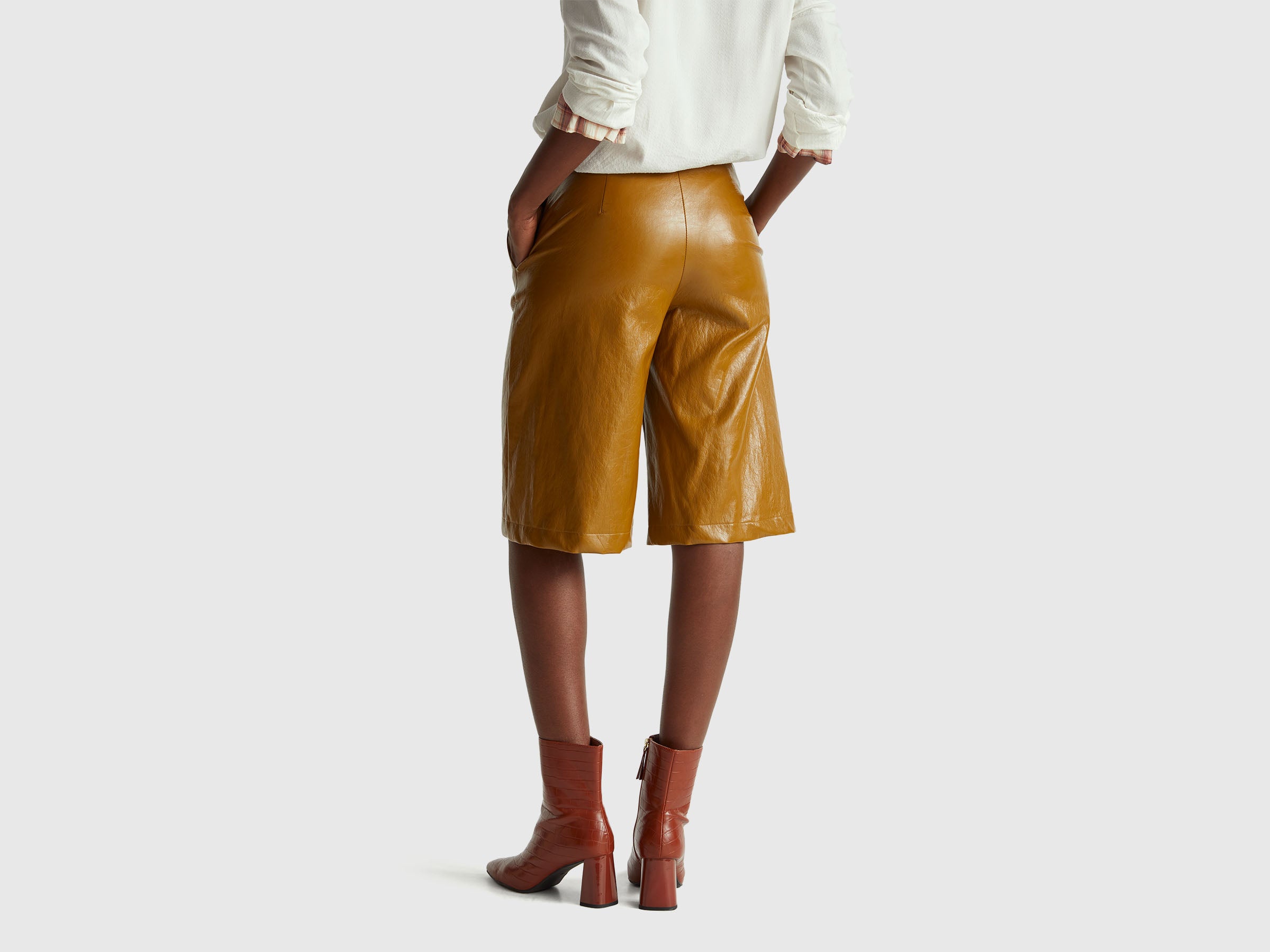 Bermudas em tecido efeito pele - ucb_image_B