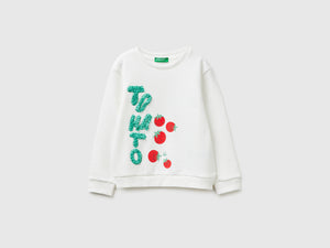 Closed sweatshirt with embroidery
