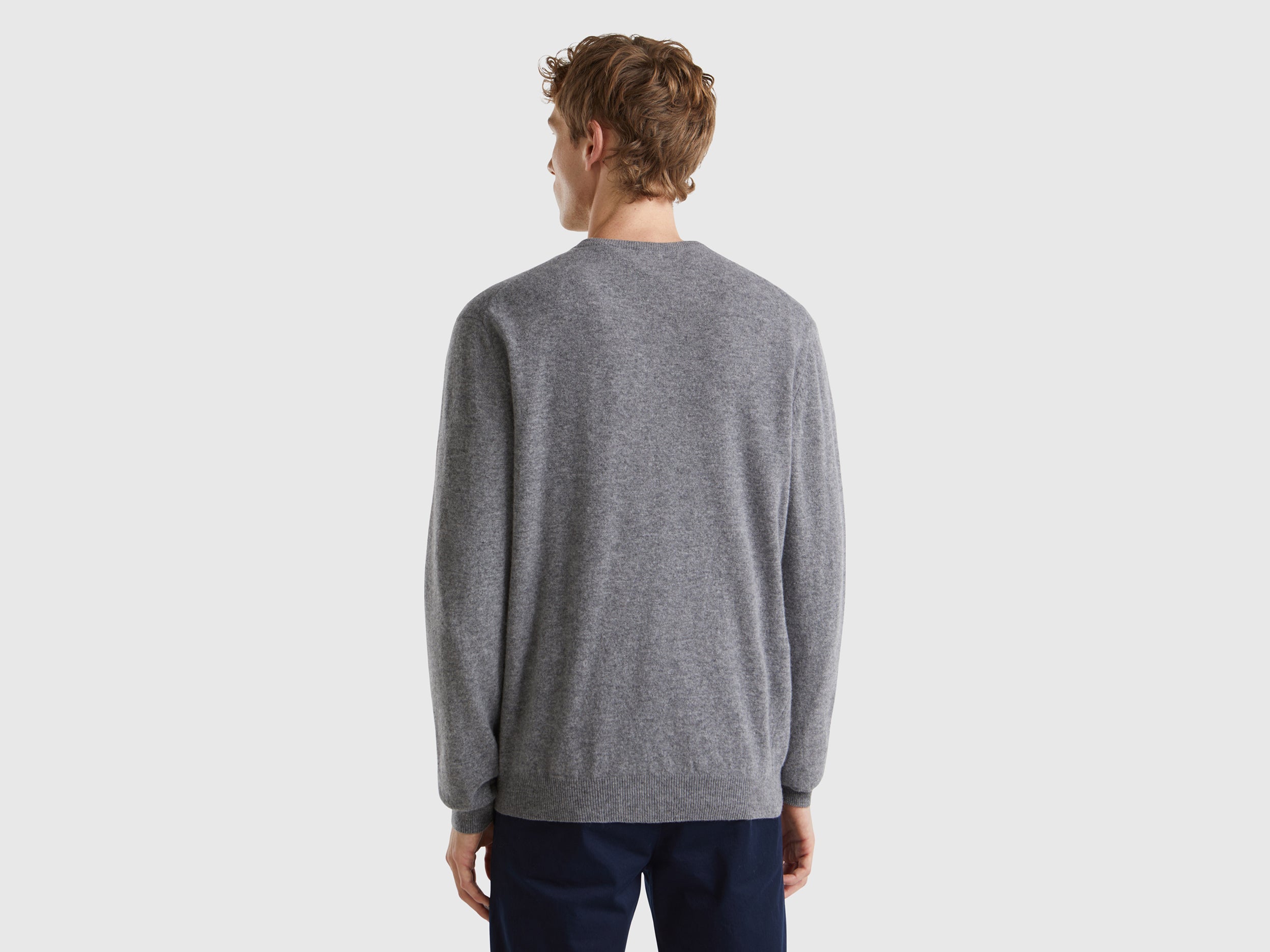 Camisola decote em V cinzenta em pura lã Merino - ucb_image_B