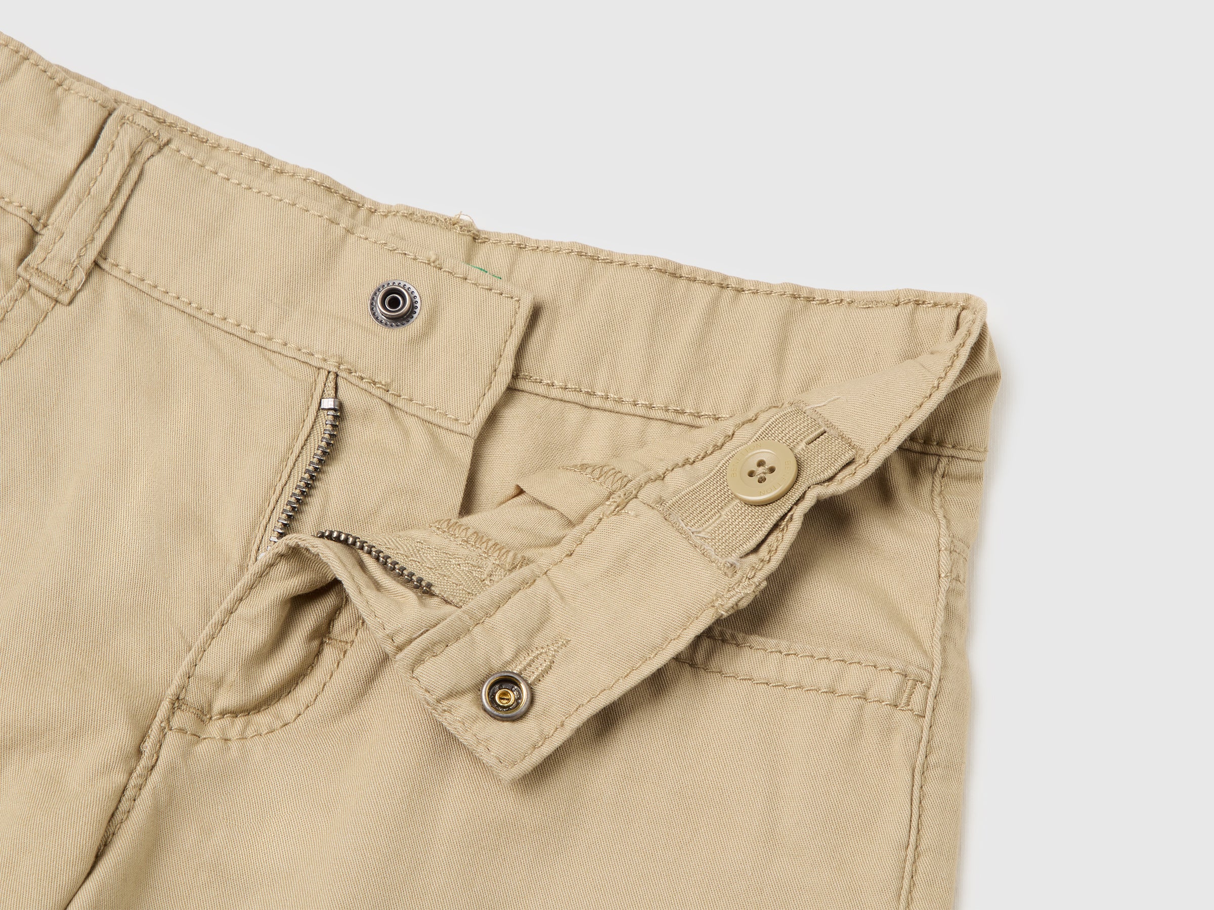 Lightweight Bermuda shorts with pockets - ucb_image_DS1