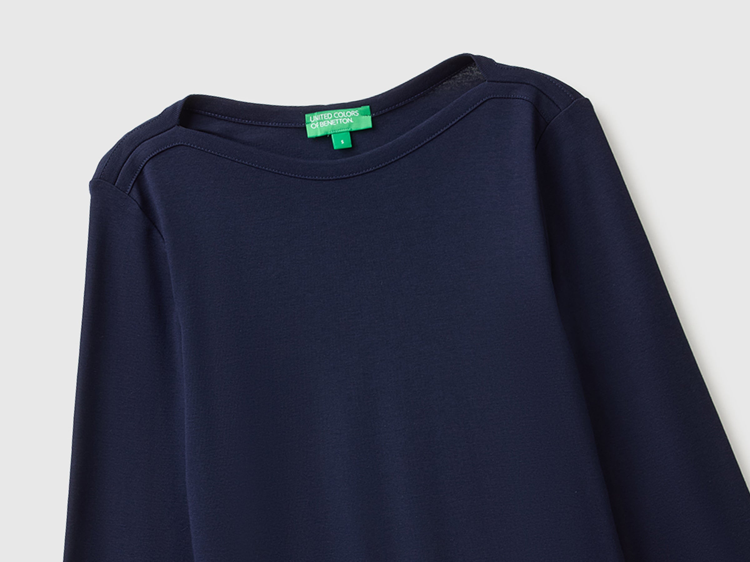 T-shirt slim fit com decote à barco - ucb_image_FY