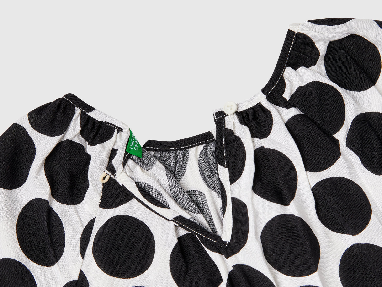 Blusa fluida às bolinhas - ucb_image_DS1
