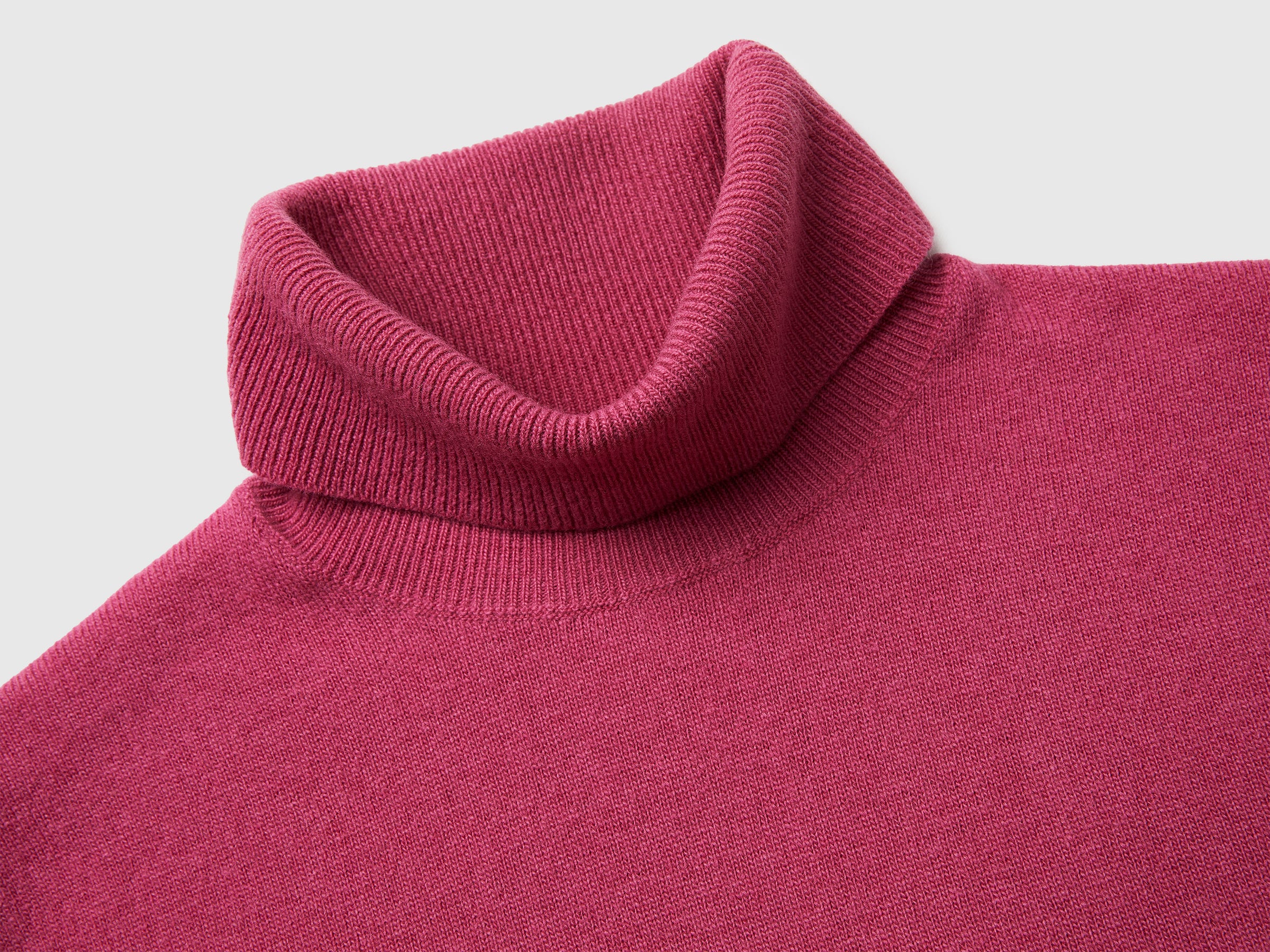 Camisola de gola alta ameixa em pura lã Merino - ucb_image_DS1