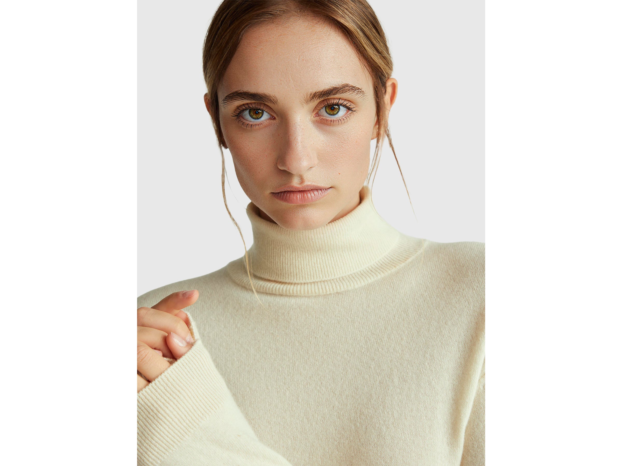 Camisola de gola alta nata em pura lã Merino - ucb_image_FY