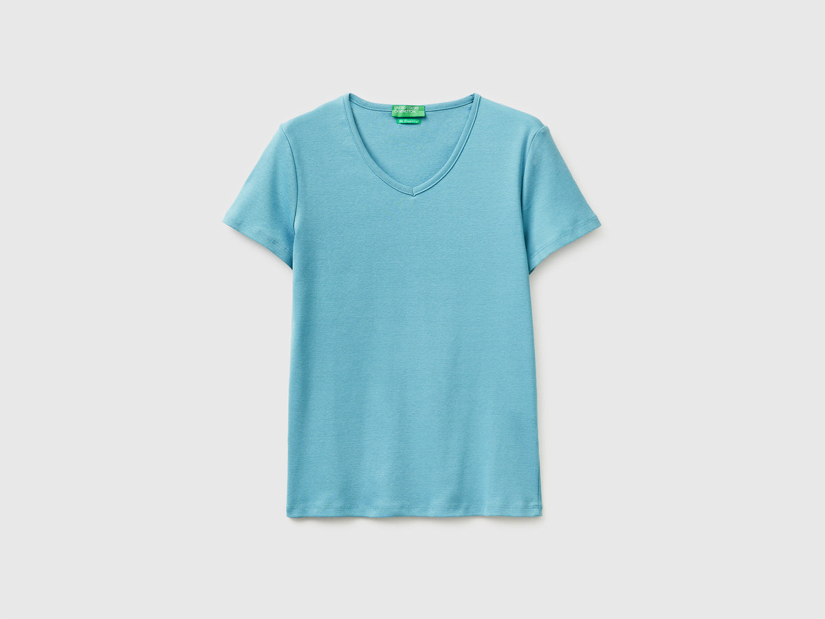 Slim fit t-shirt with V-neck - ucb_image_FS