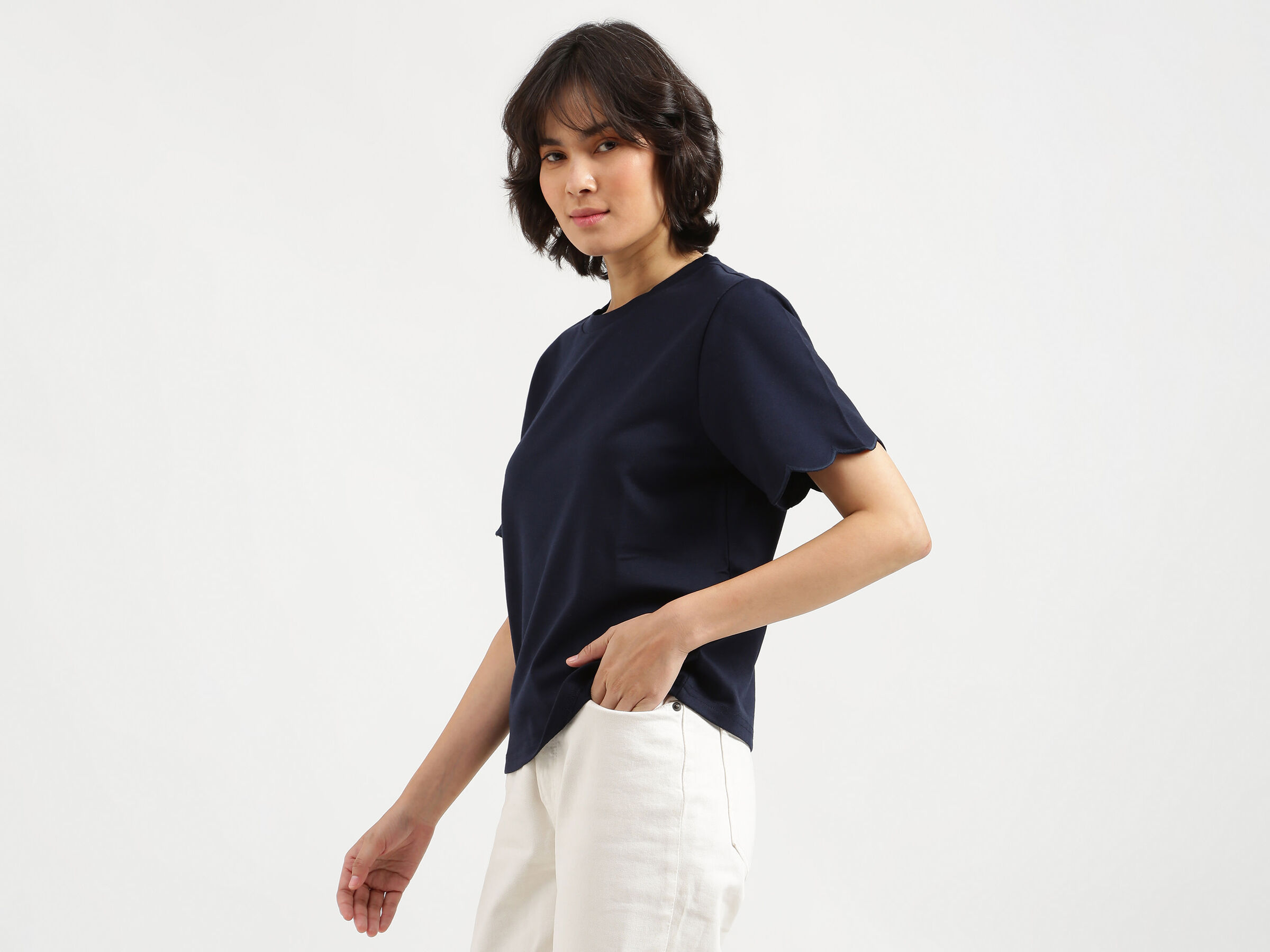 S/SLV TEE WITH SCALLOP SLEEVE image number 1