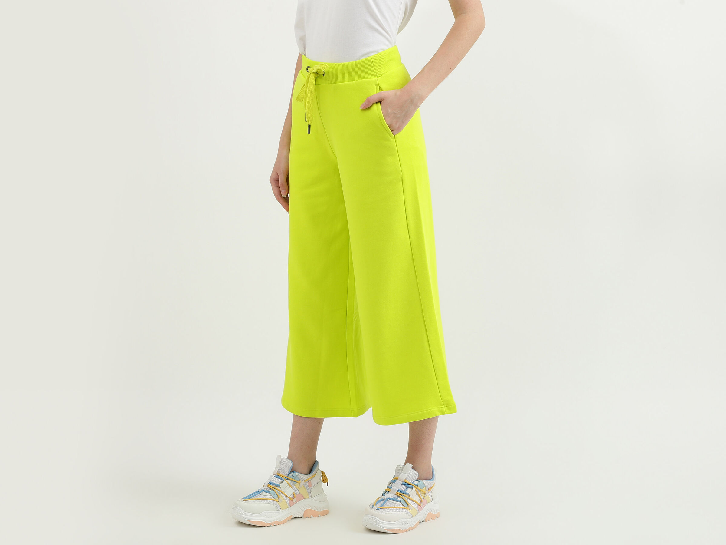 BASIC CROP LENGTH SOLID JOGGER image number 1