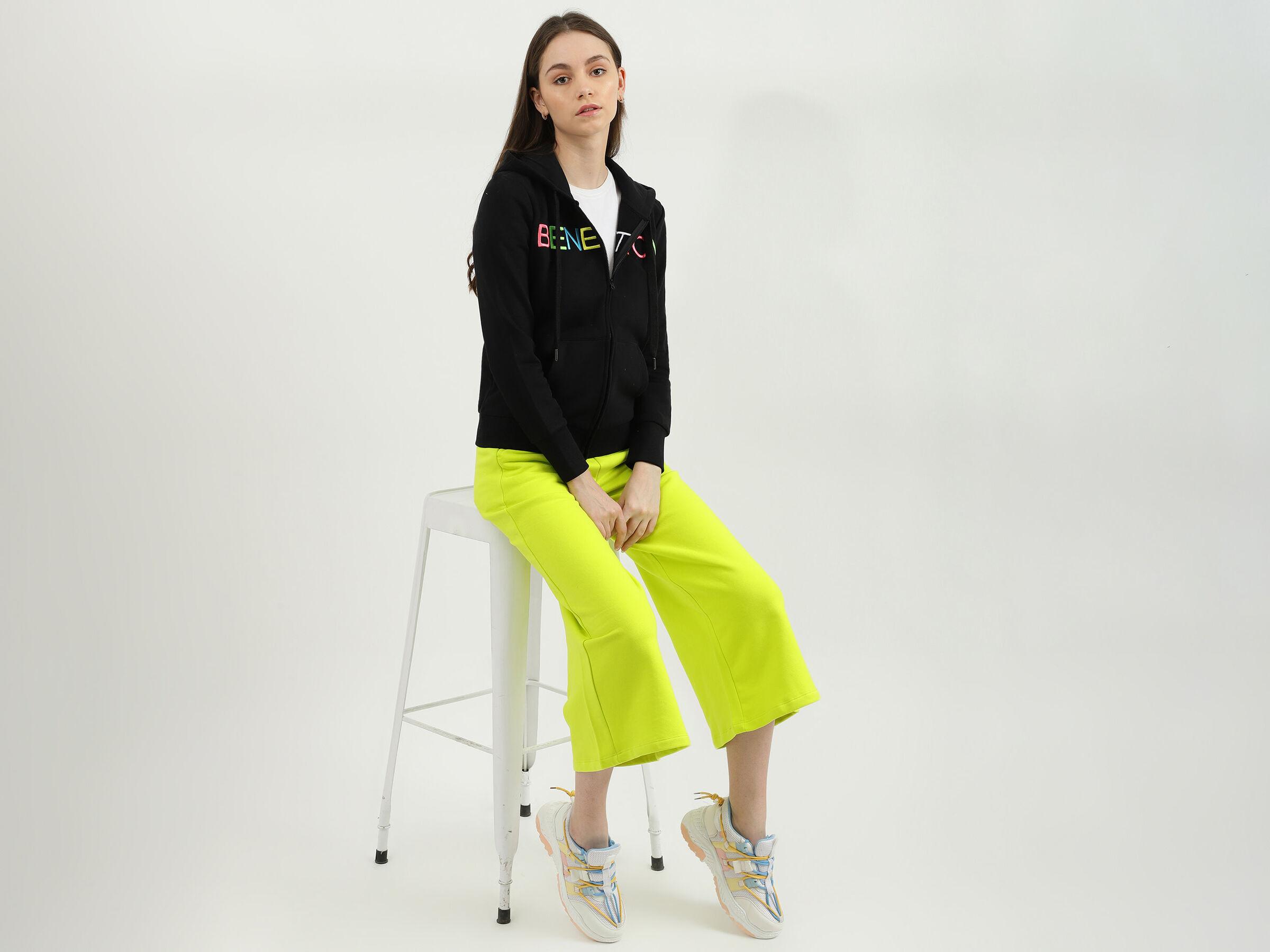 BASIC CROP LENGTH SOLID JOGGER image number 4