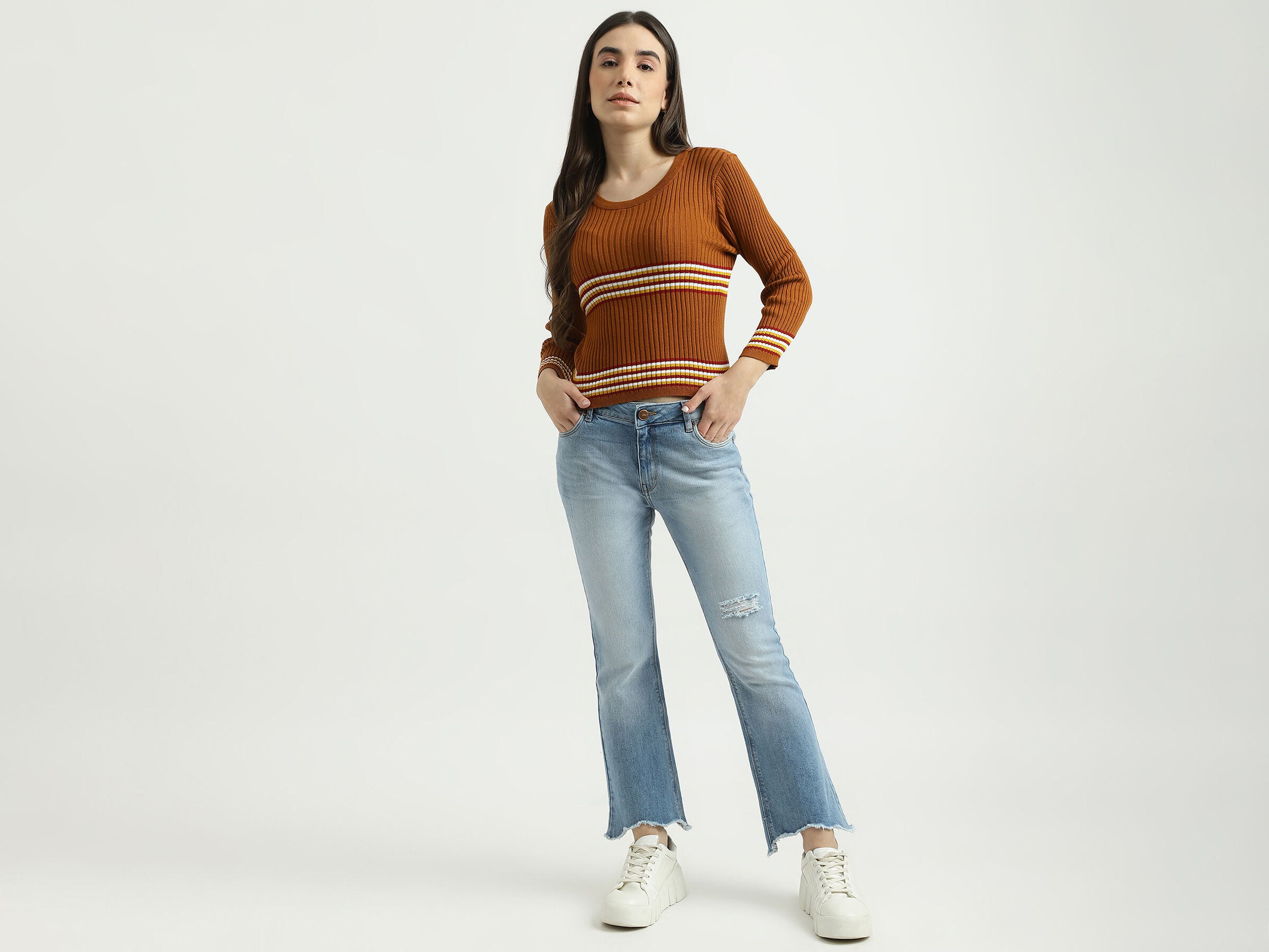 BOOTCUT WITH SHAPED FRAYED HEM image number 3