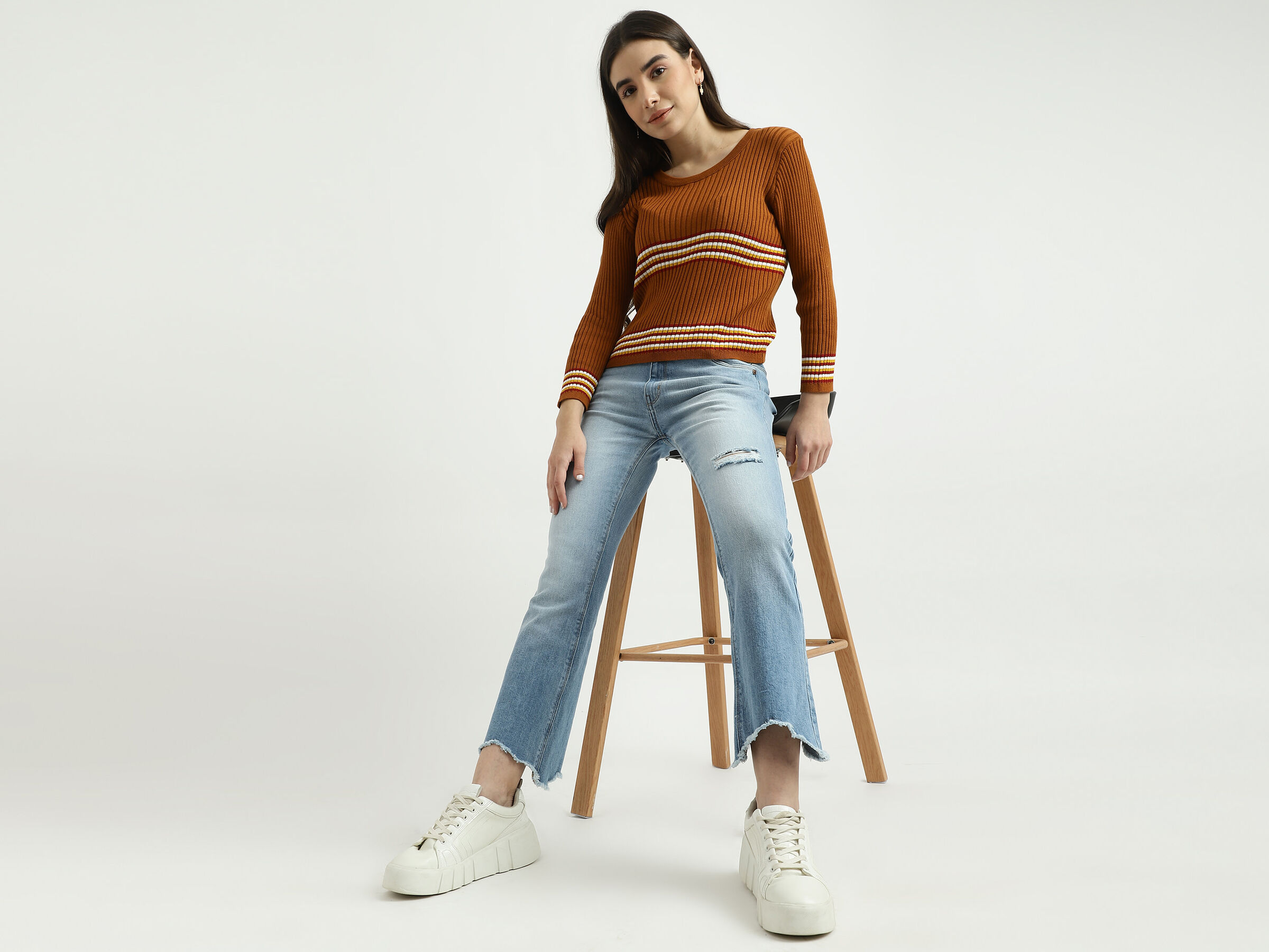 BOOTCUT WITH SHAPED FRAYED HEM image number 4