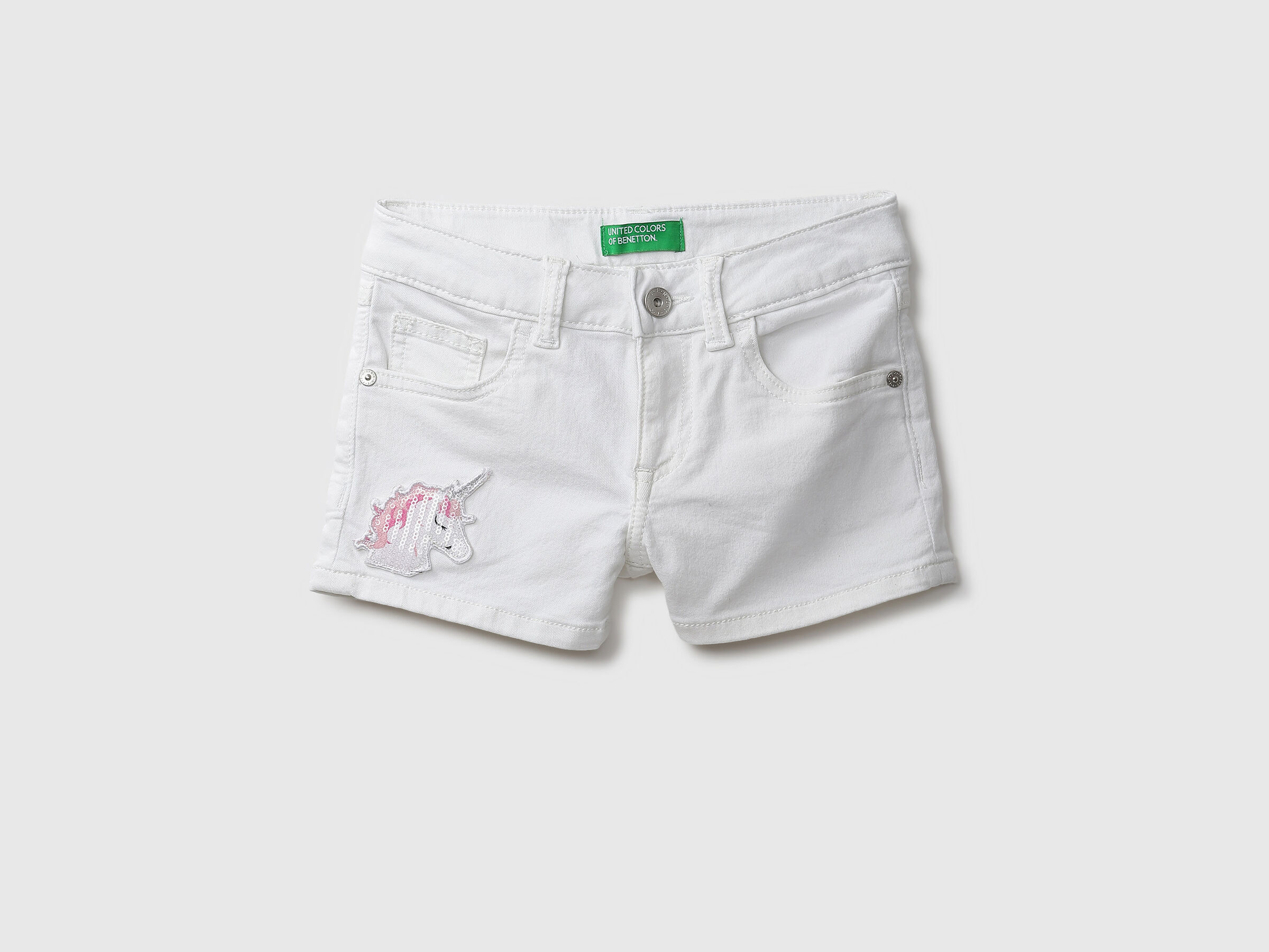 Basic White Denim Short With Badge image number 0