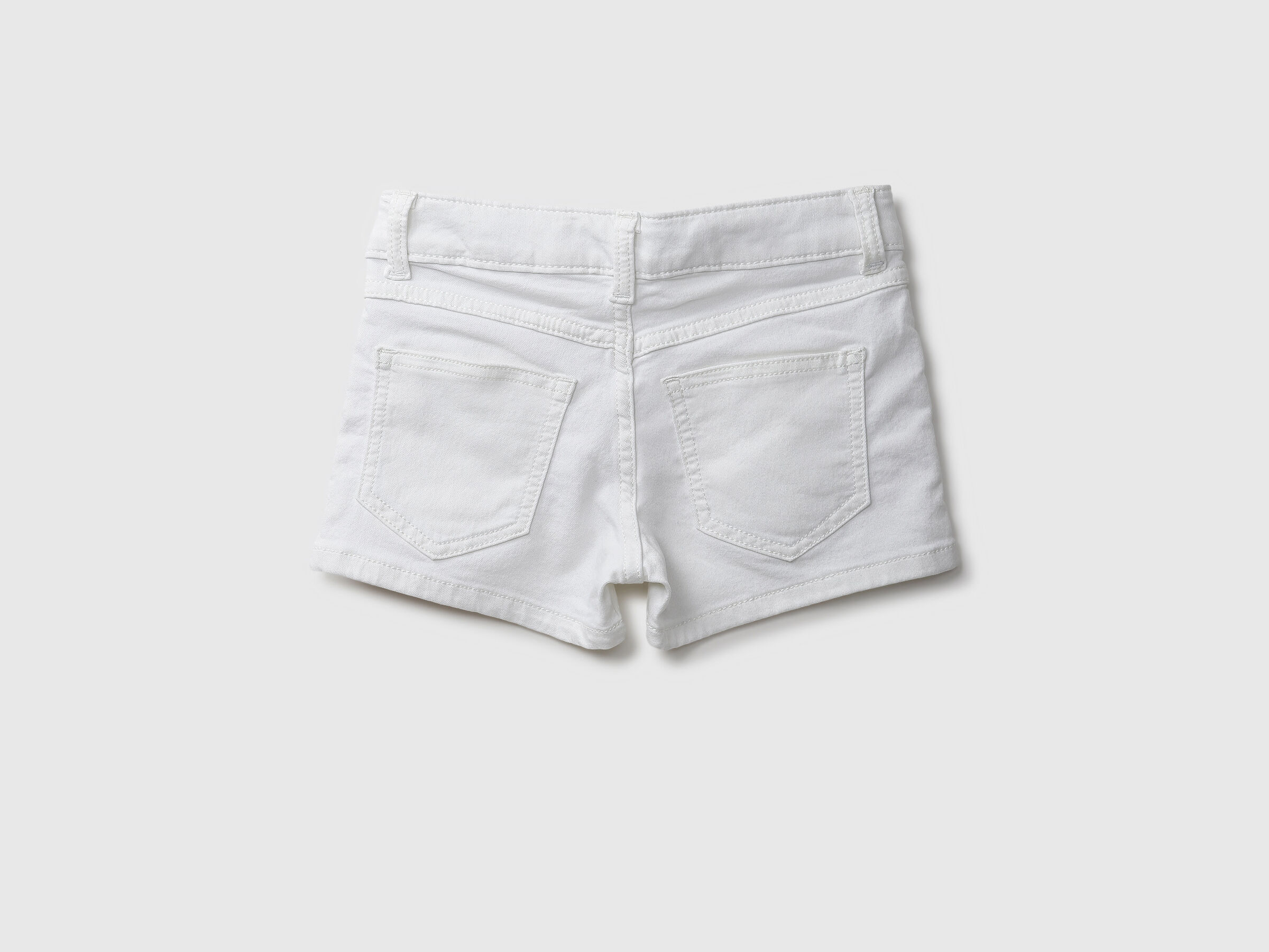 Basic White Denim Short With Badge image number 1