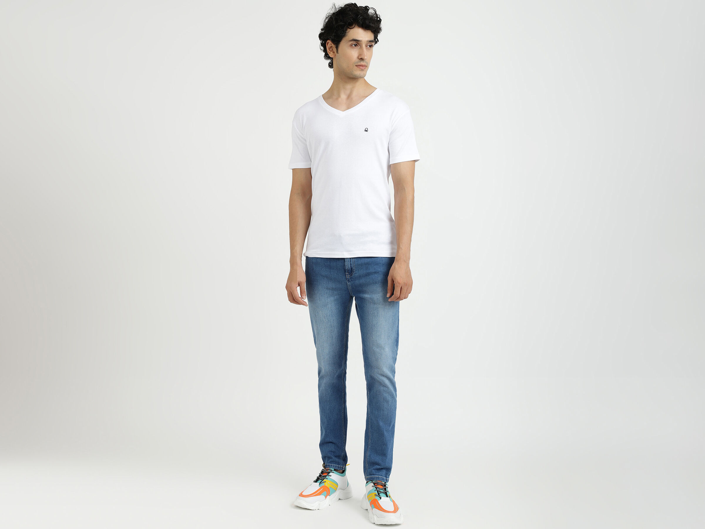 V-NECK TEE image number 3