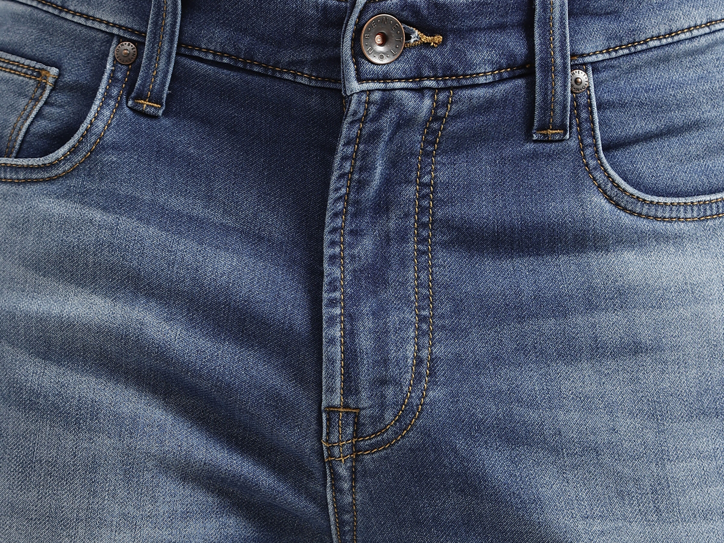 SLIM FIT MID BLUE FADED KNIT SHORTS image number 4