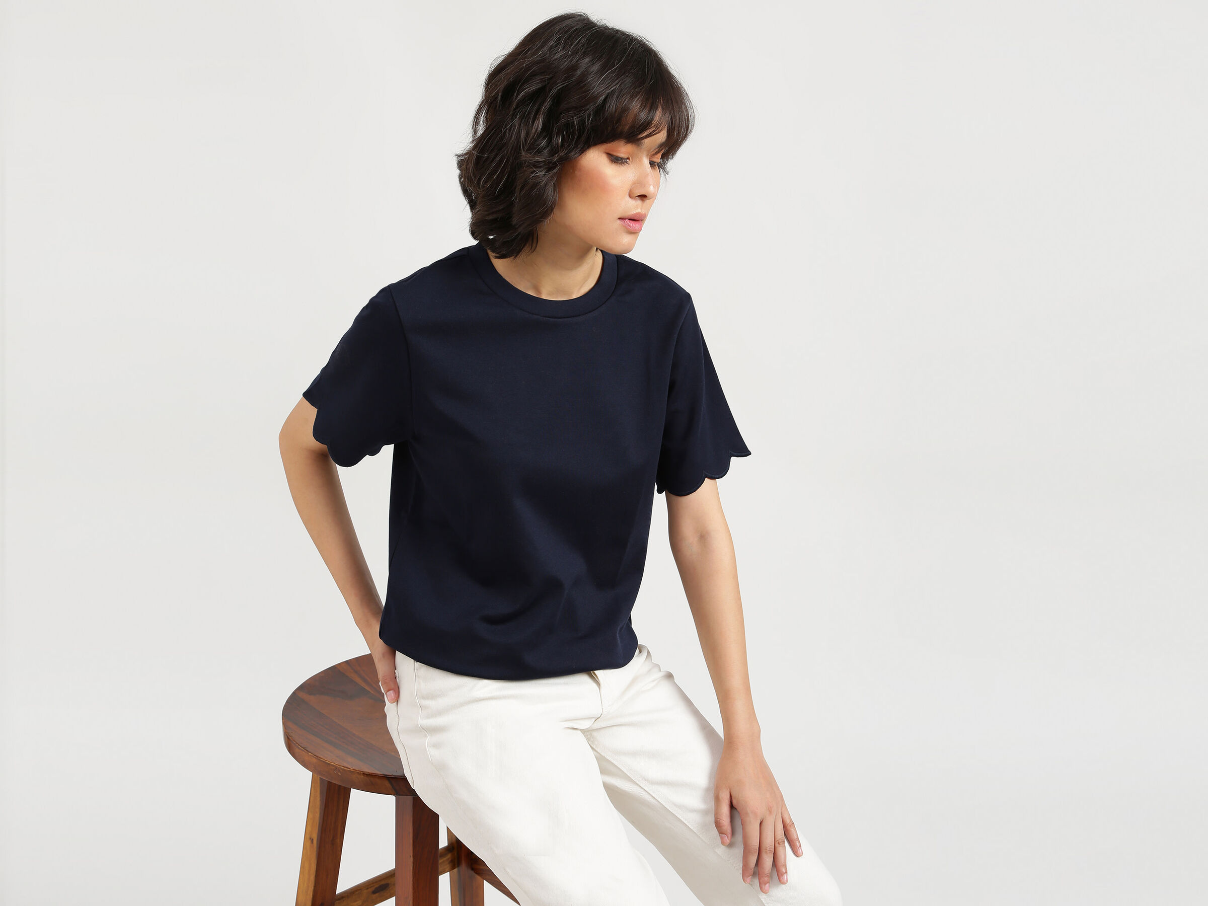S/SLV TEE WITH SCALLOP SLEEVE image number 5