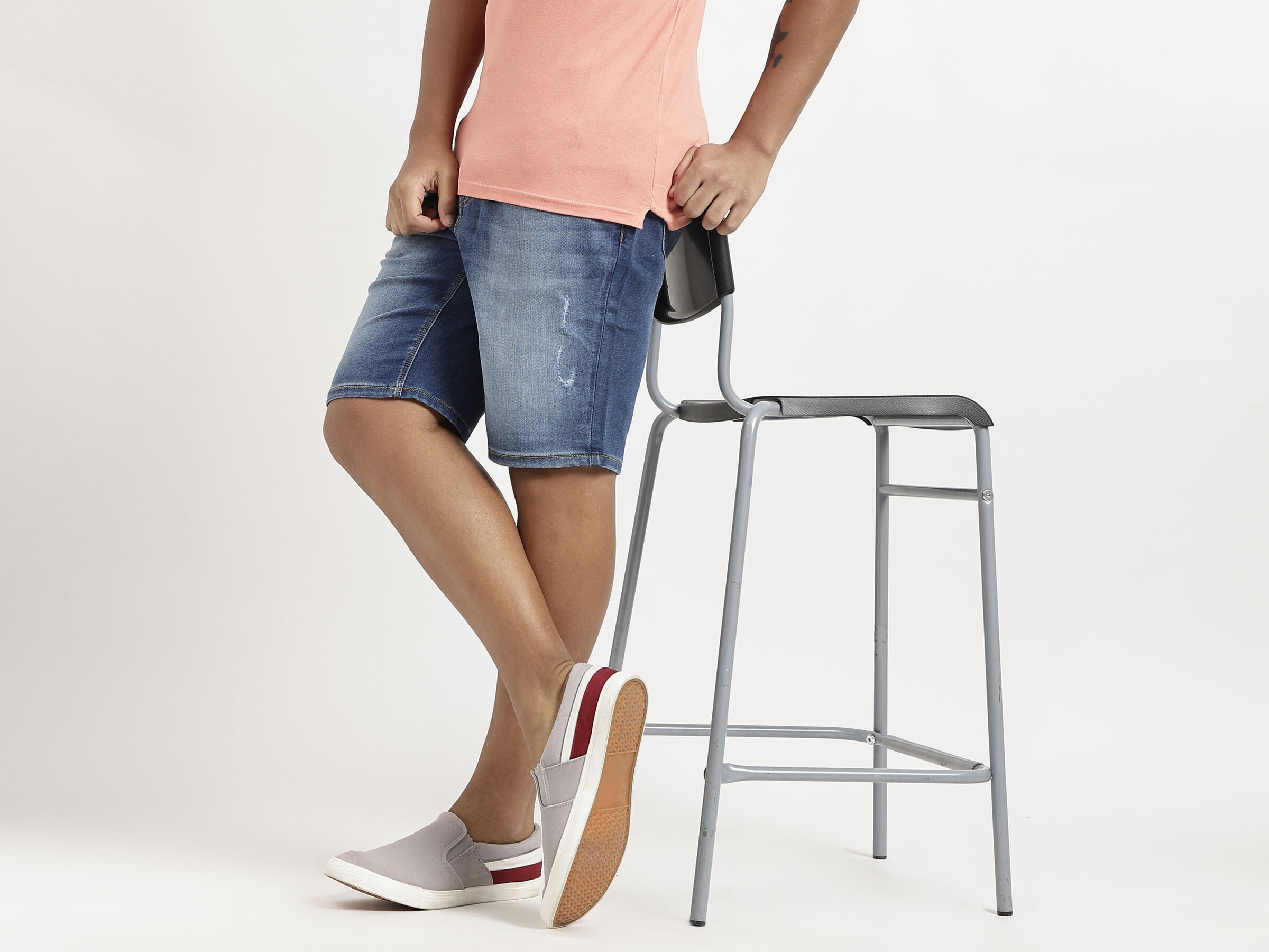 SLIM FIT MID BLUE FADED KNIT SHORTS image number 5