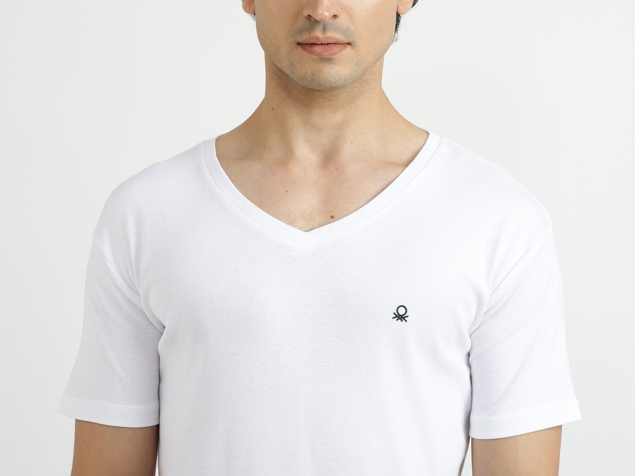 V-NECK TEE image number 5