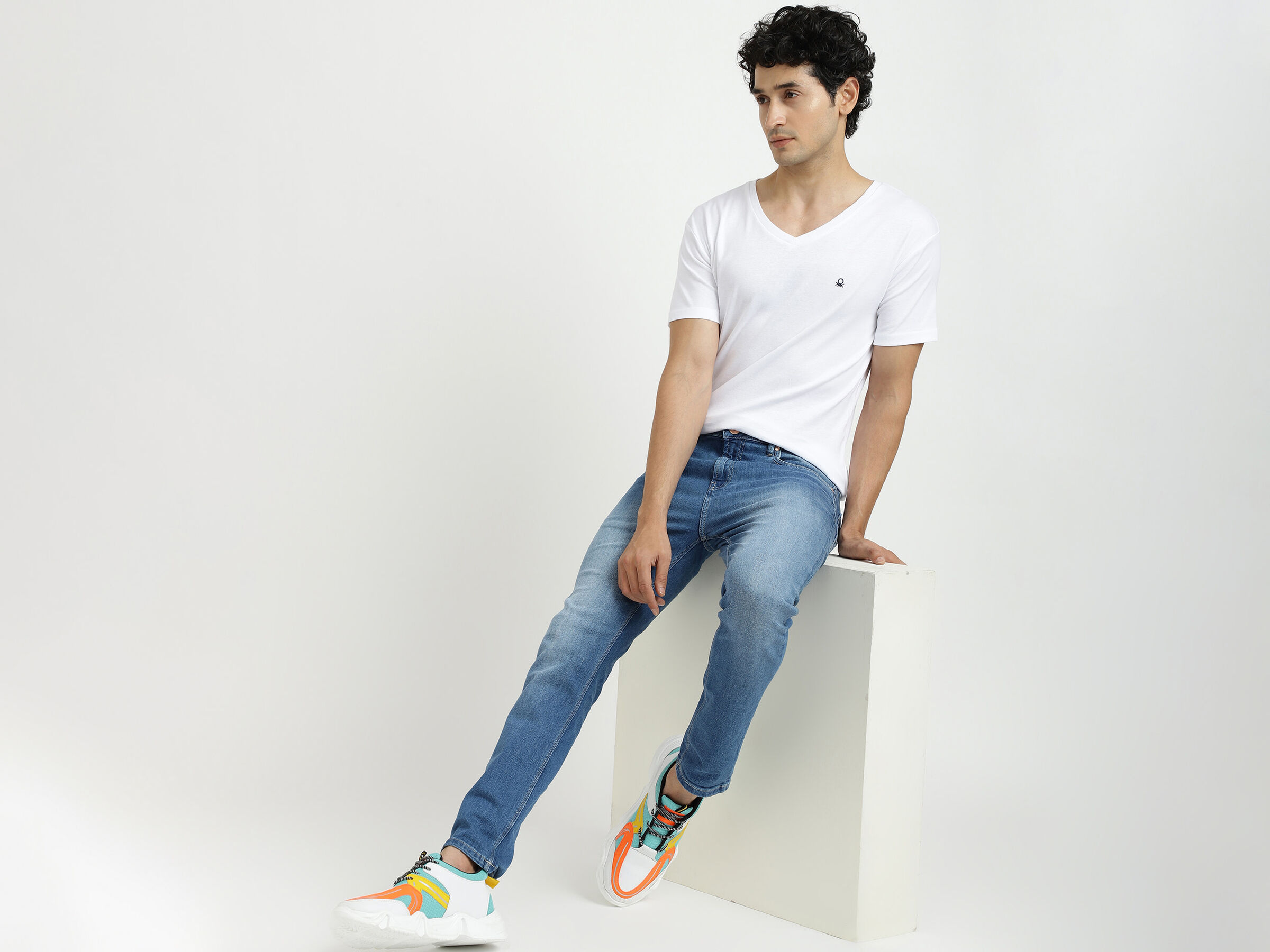 V-NECK TEE image number 4