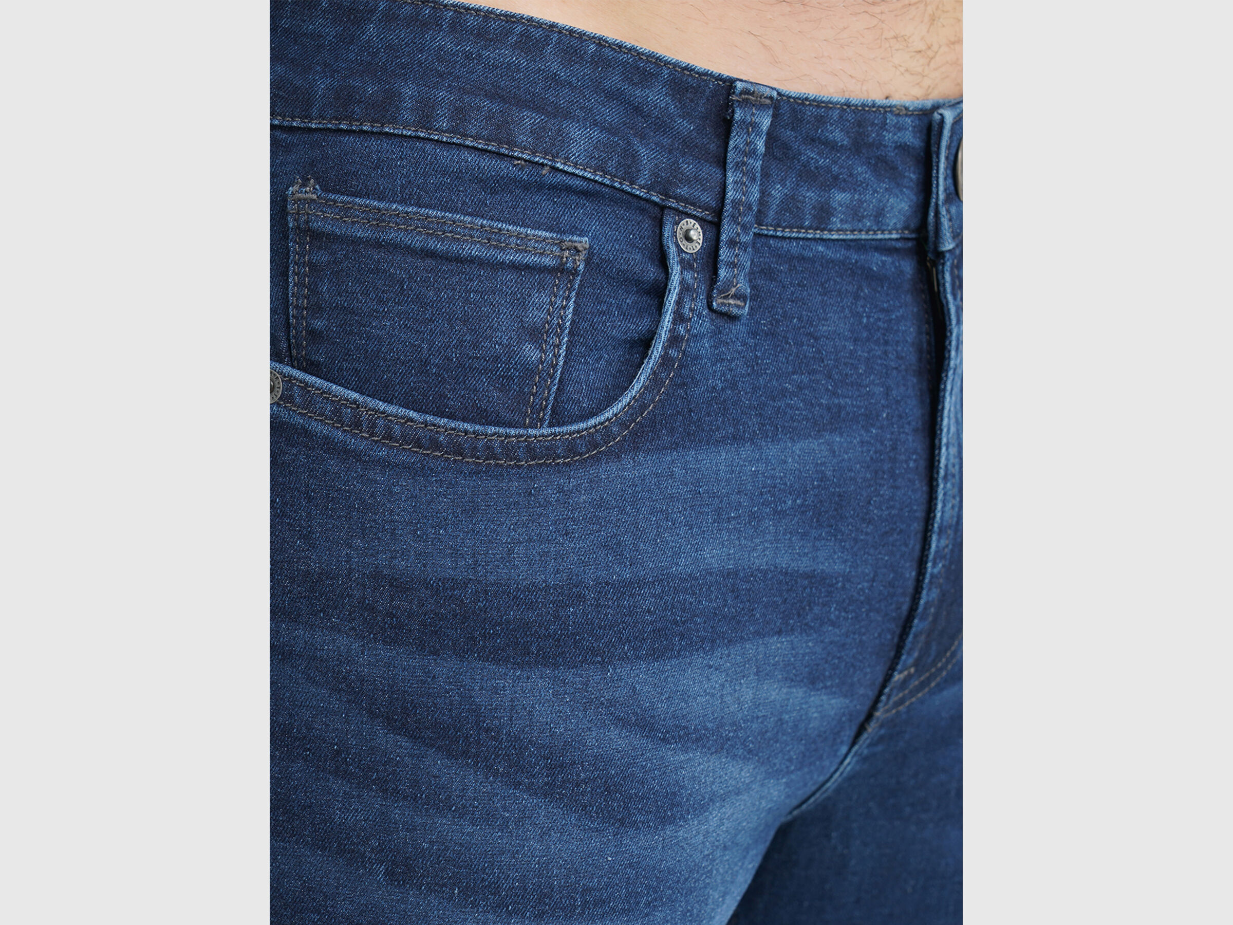 Carrot Fit Dark Wash Jeans With Tint image number 4