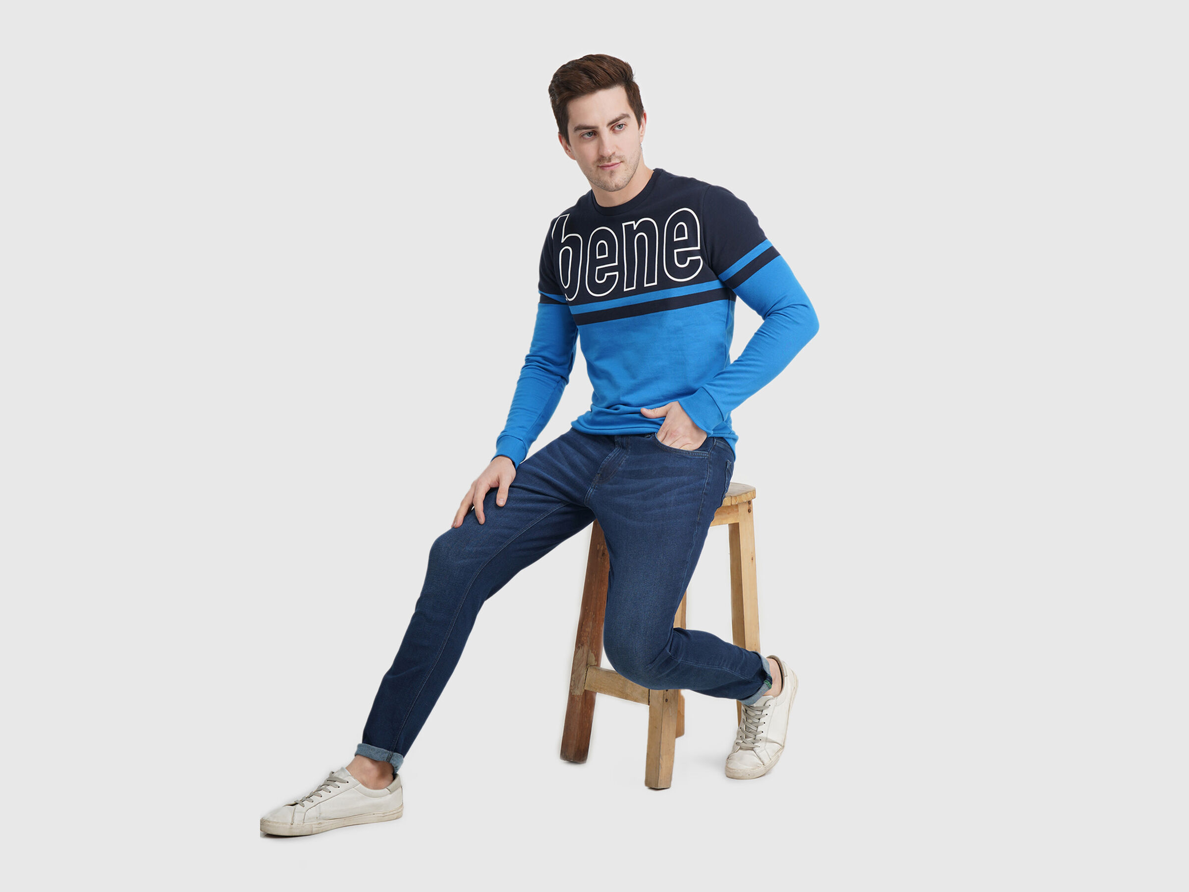 Carrot Fit Dark Wash Jeans With Tint image number 3
