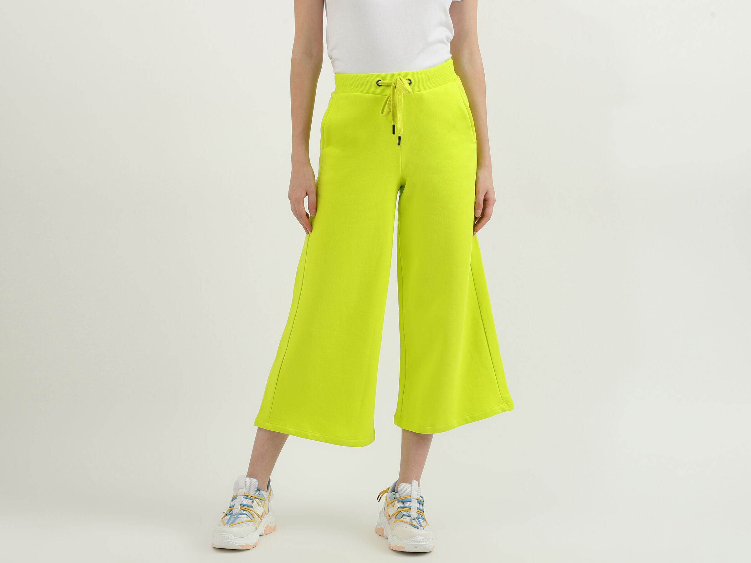 BASIC CROP LENGTH SOLID JOGGER image number 0