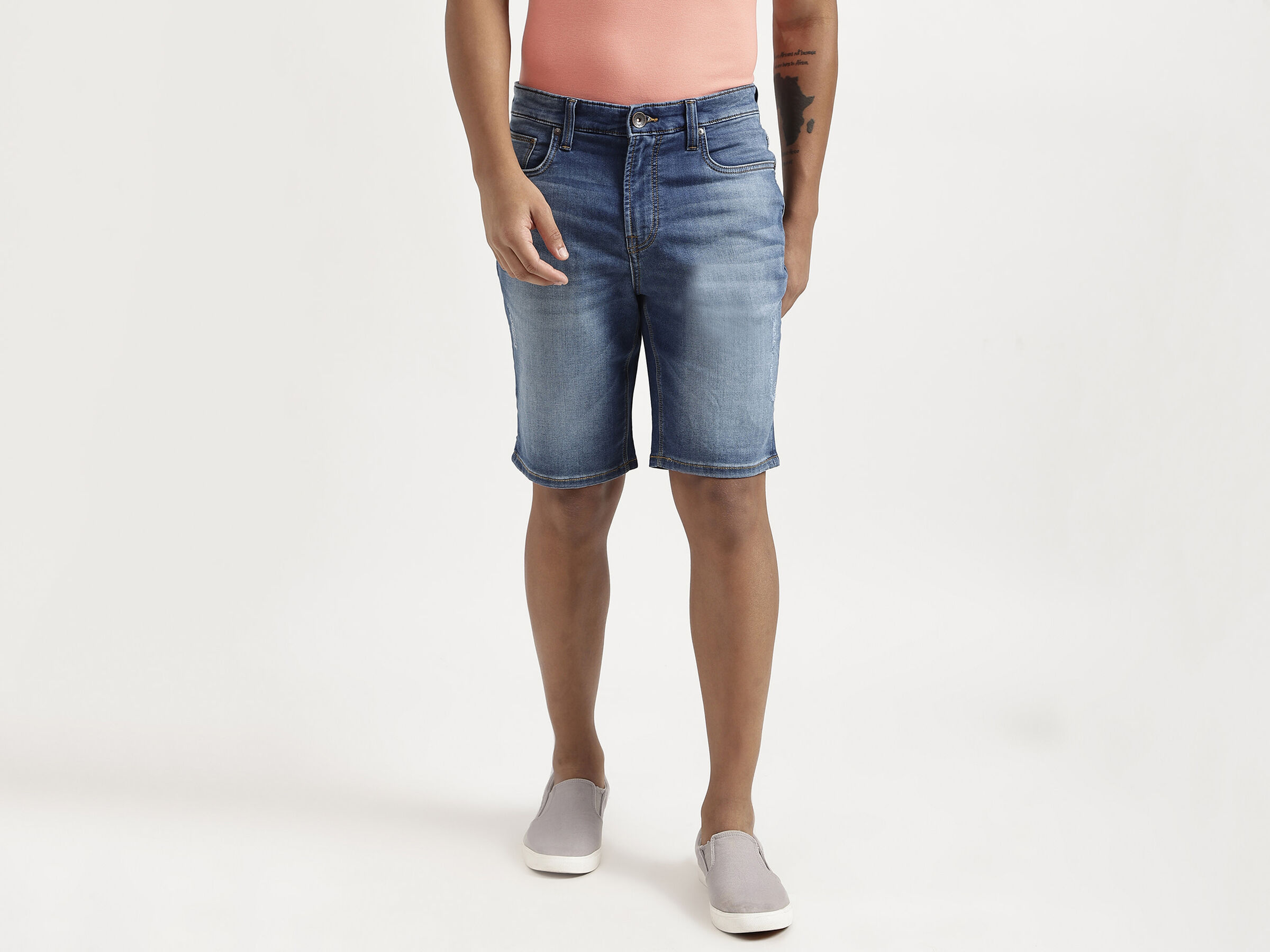 SLIM FIT MID BLUE FADED KNIT SHORTS image number 0