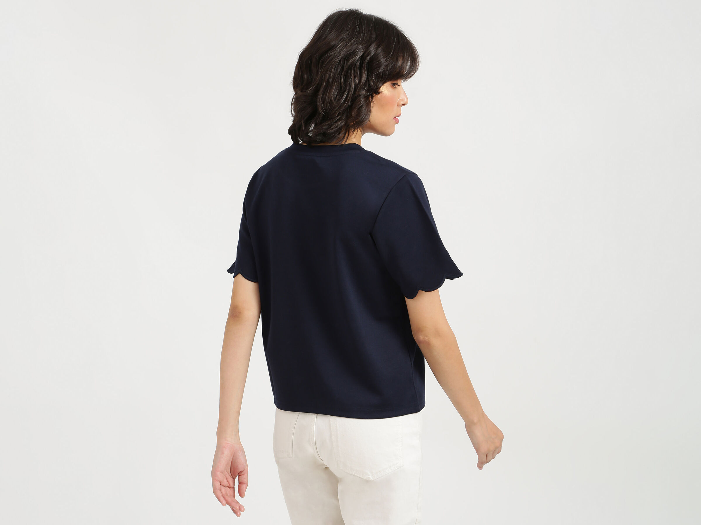 S/SLV TEE WITH SCALLOP SLEEVE image number 2