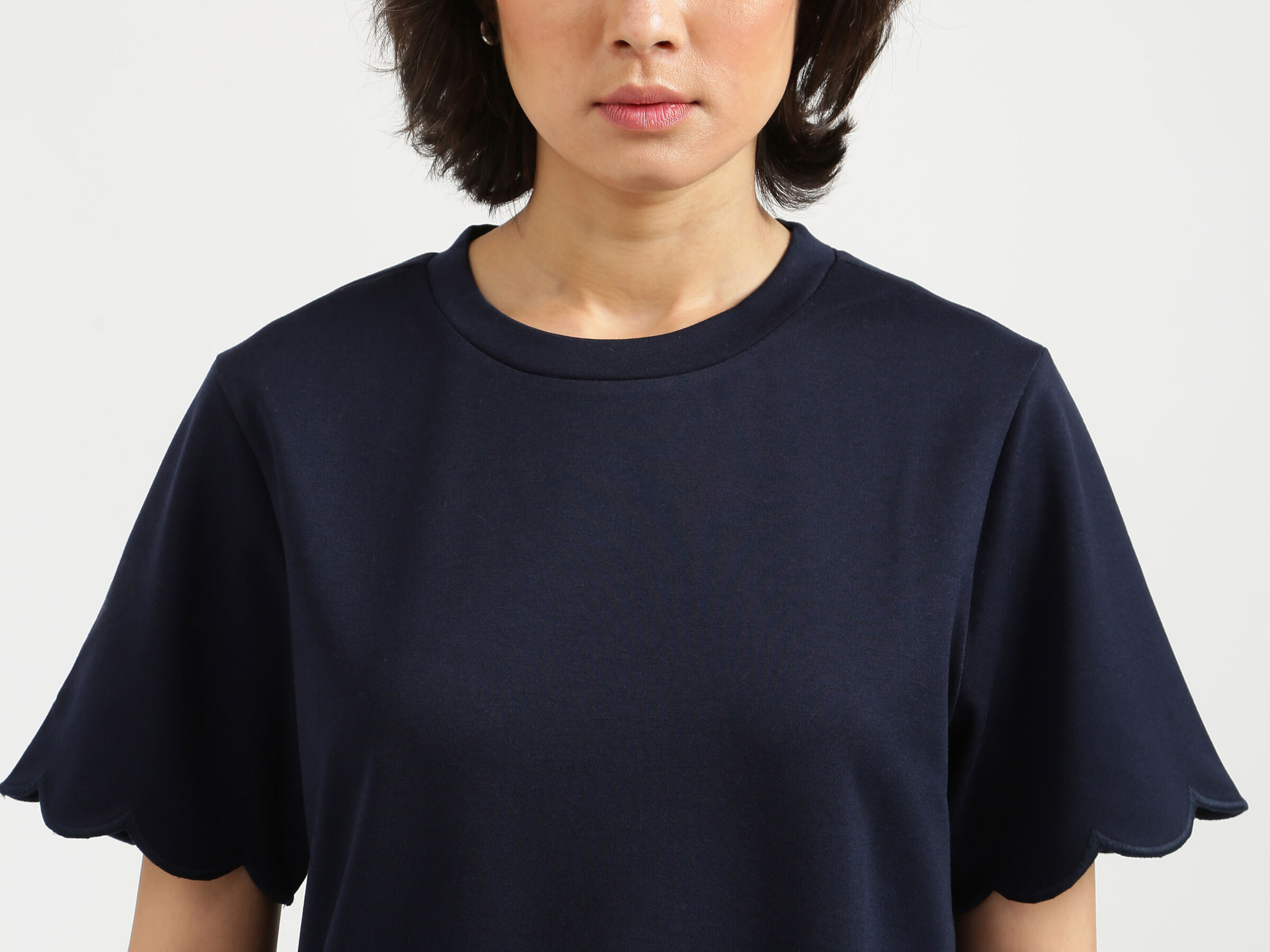 S/SLV TEE WITH SCALLOP SLEEVE image number 4