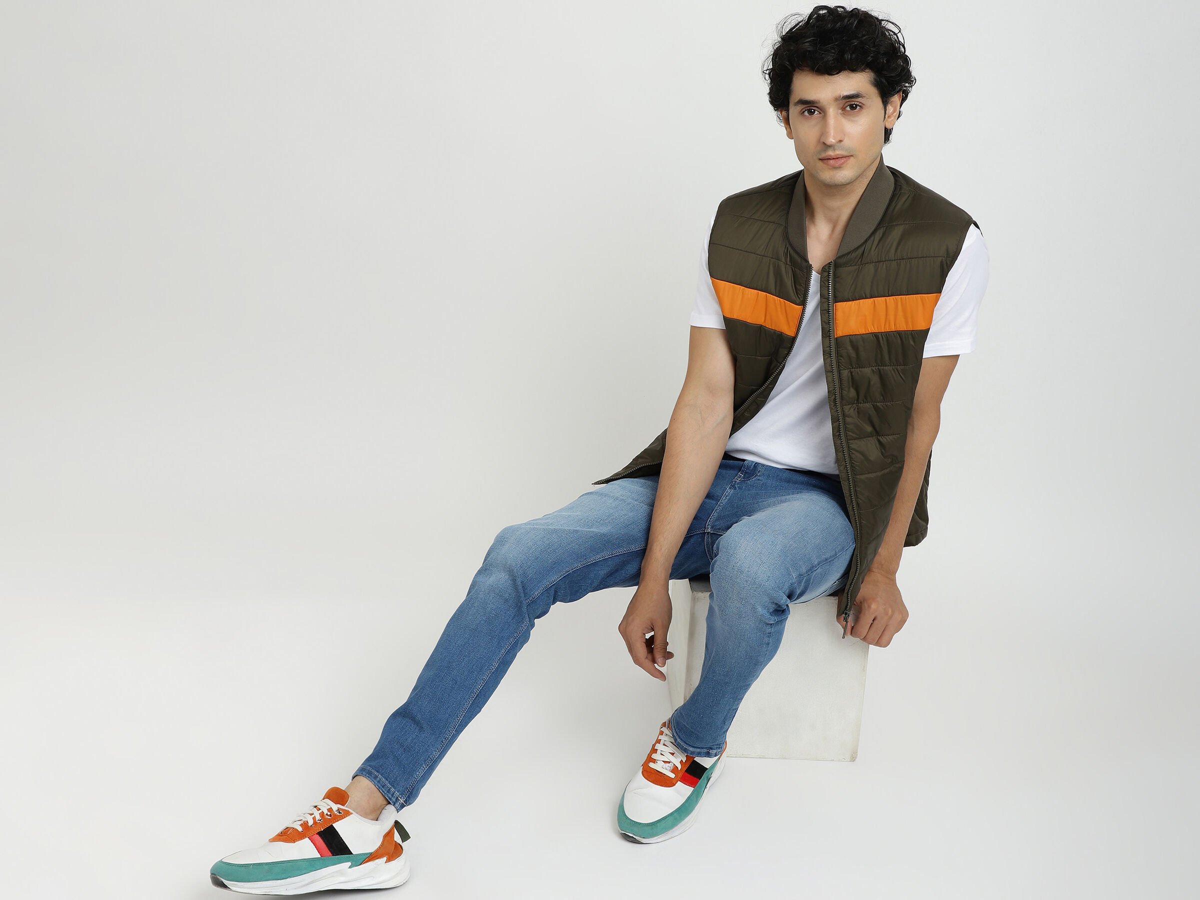 COLOR BLOCK GILET PUFFER JACKET image number 4