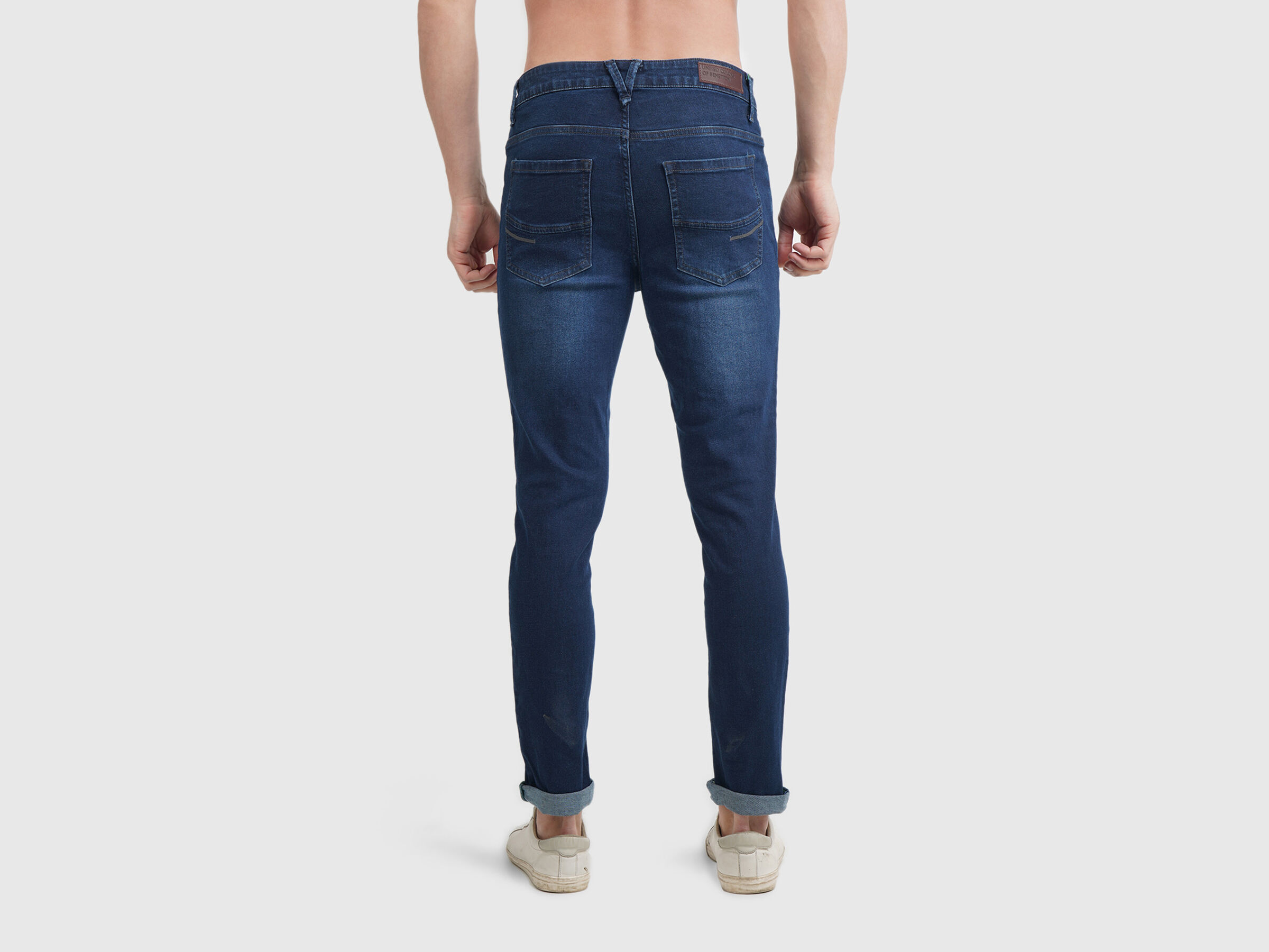 Carrot Fit Dark Wash Jeans With Tint image number 2