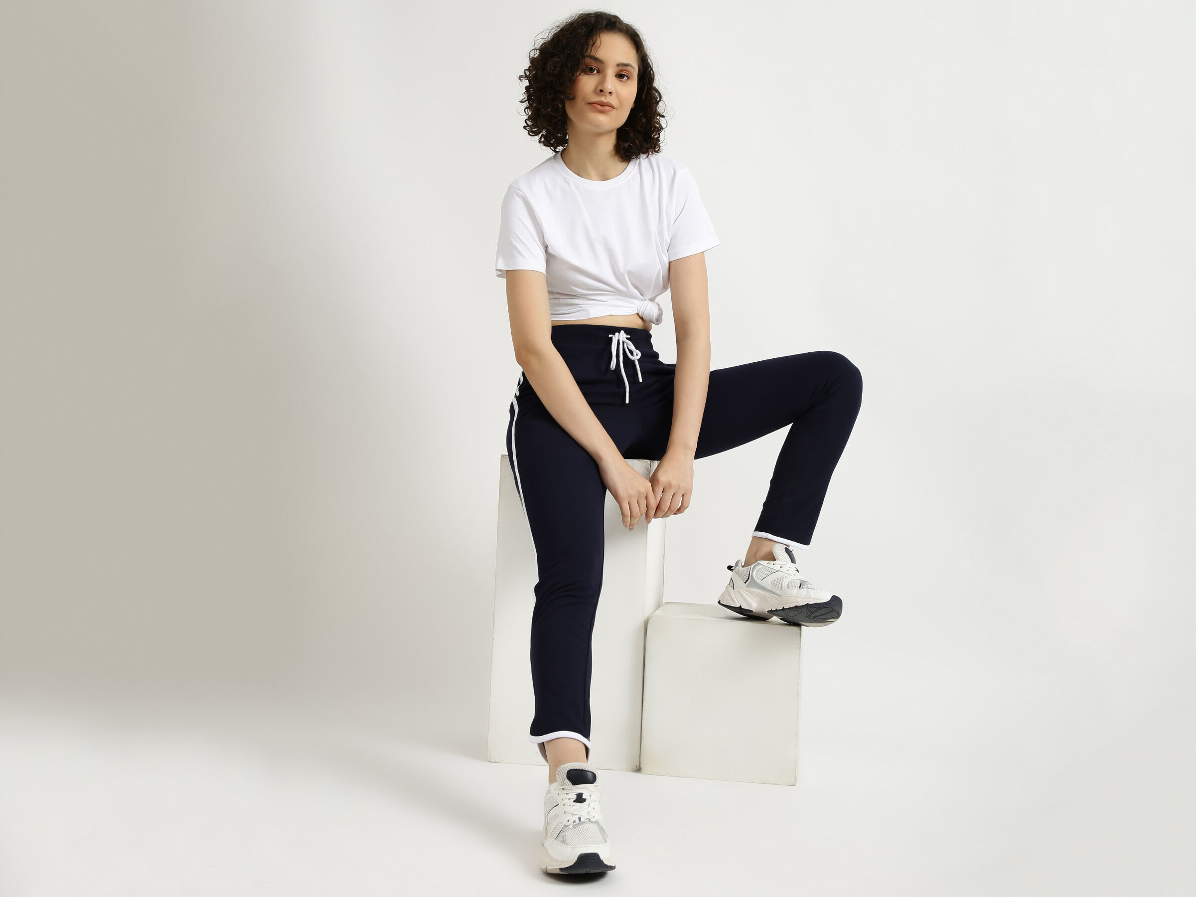 Joggers With Piping image number 4