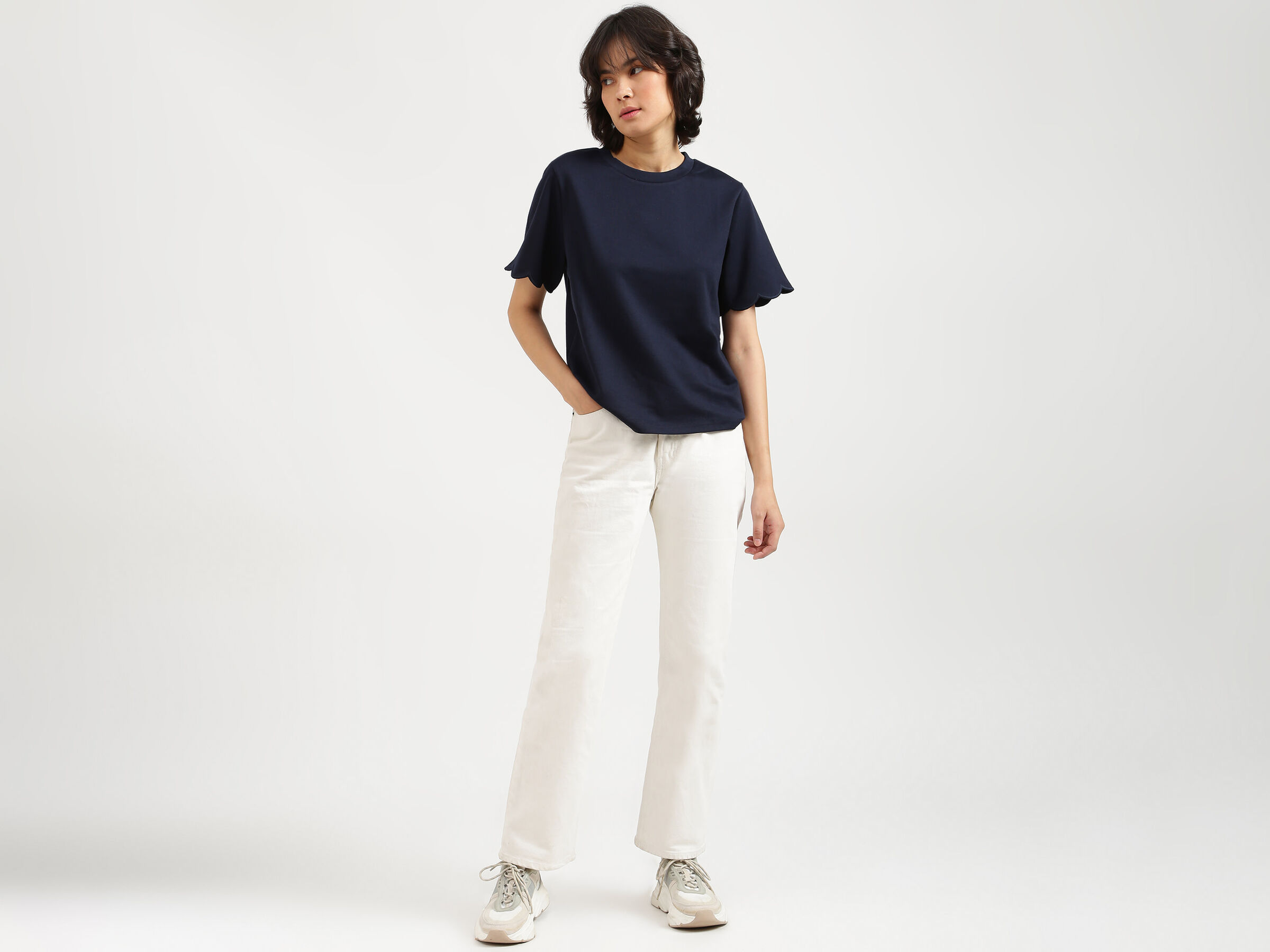 S/SLV TEE WITH SCALLOP SLEEVE image number 3