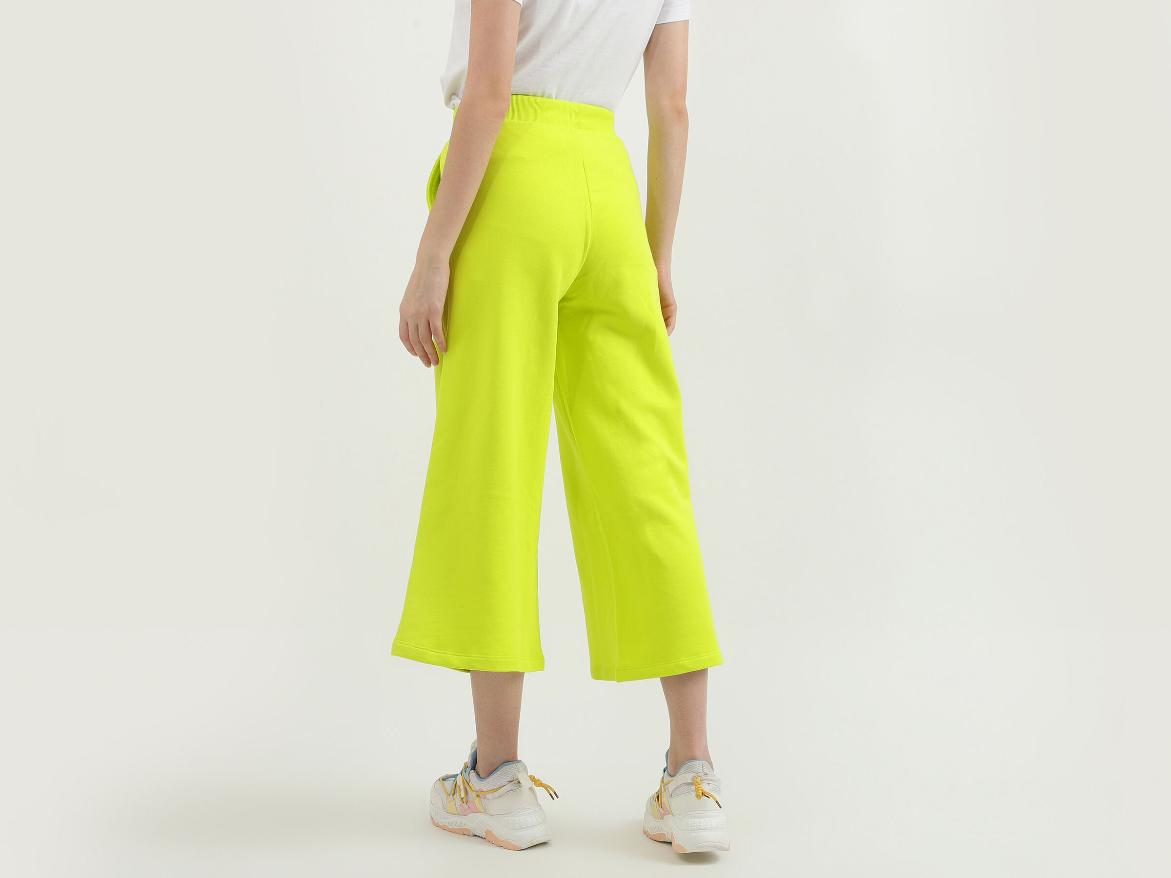 BASIC CROP LENGTH SOLID JOGGER image number 2