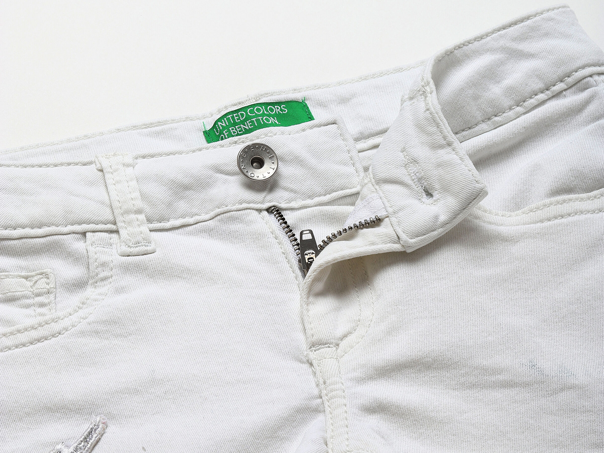 Basic White Denim Short With Badge image number 2