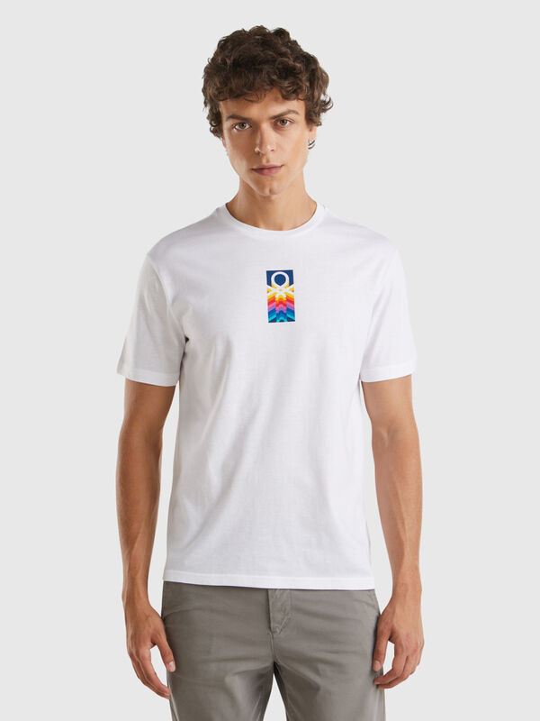 White t-shirt in organic cotton with multicolored logo Men