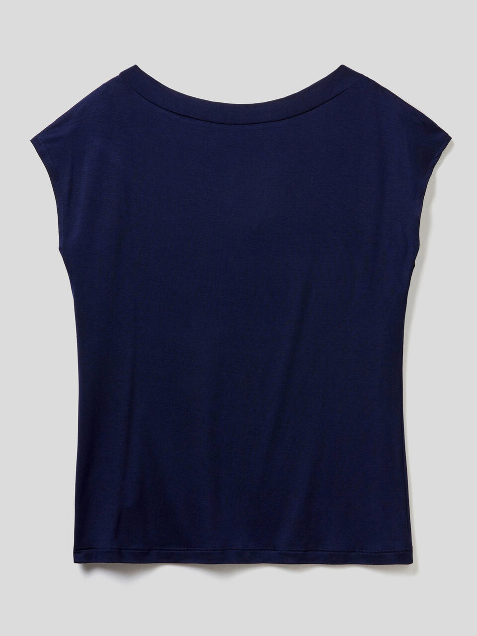 Flowy t-shirt with V-neck image number 2