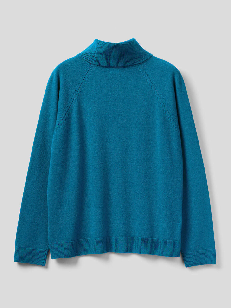 Turtleneck sweater in cashmere and wool blend image number 2