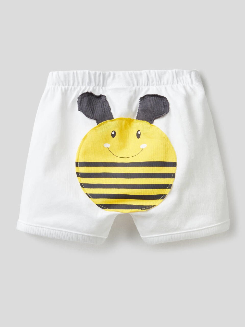 Shorts with maxi patch at back image number 2
