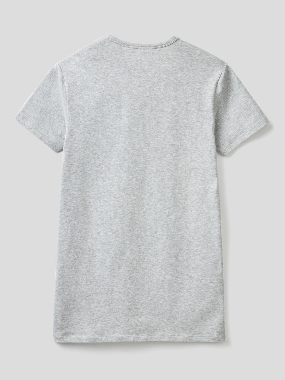 Basic t-shirt with V-neck image number 2