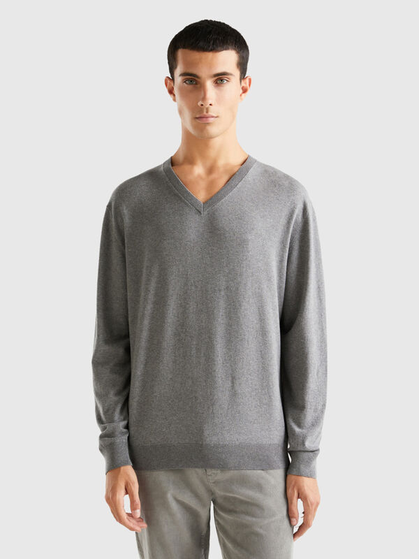 V-neck sweater in lightweight cotton blend Men