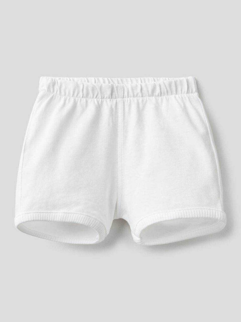 Shorts with maxi patch at back image number 1
