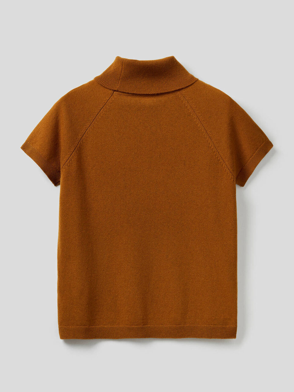 Short sleeve turtleneck in cashmere and wool blend image number 2