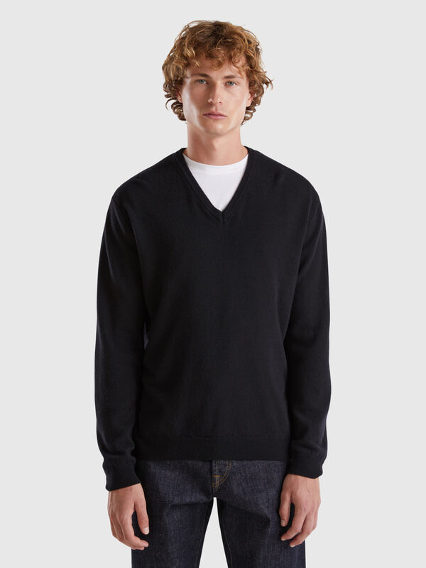 Black V-neck sweater in pure Merino wool Men