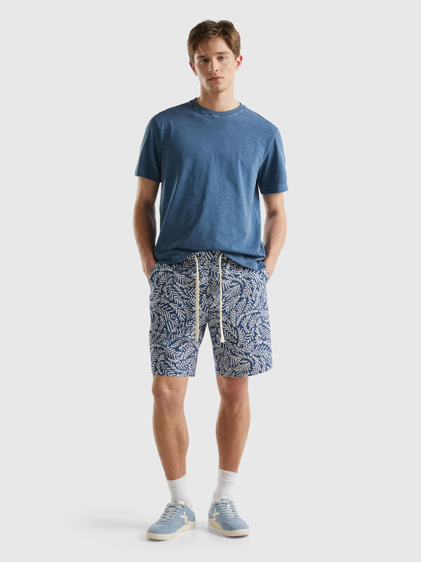 Short patterned trousers Men