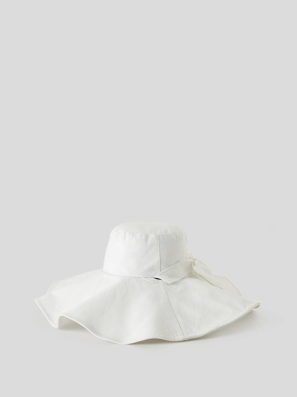 Hat with wide brim image number 1