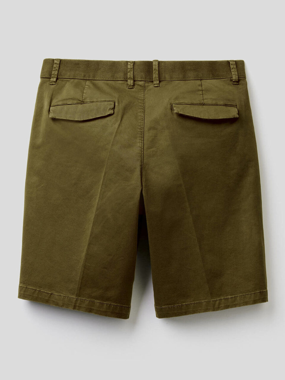 Chino model bermudas image number 2